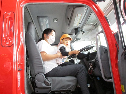 写真:消防車に乗る子ども2