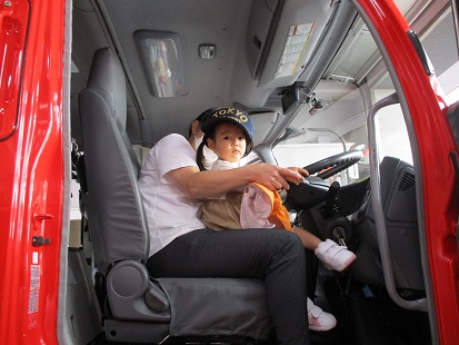 写真:消防車に乗る子ども3