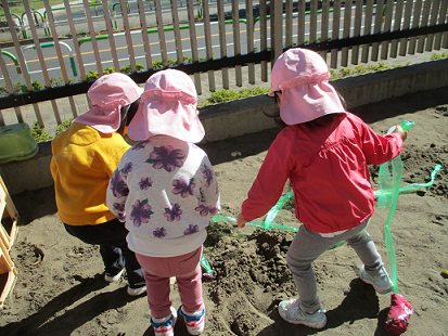 写真:お芋堀りあそびをする子どもたち1