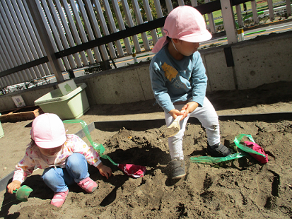 写真:お芋堀りあそびをする子どもたち2