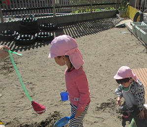 写真:お芋堀りあそびをする子どもたち3