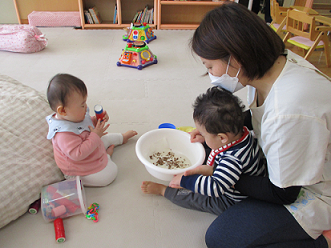 写真:小さな種を見る子ども2