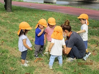 写真:お散歩を楽しむ子どもたち1