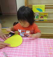 写真:満月を作る子ども