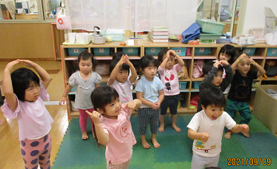 写真:ダンスをする子どもたち