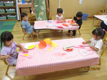 写真:画用紙で製作する子どもたち2