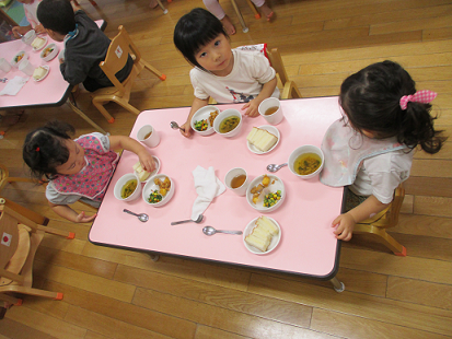 写真:食事を楽しむ子どもたち
