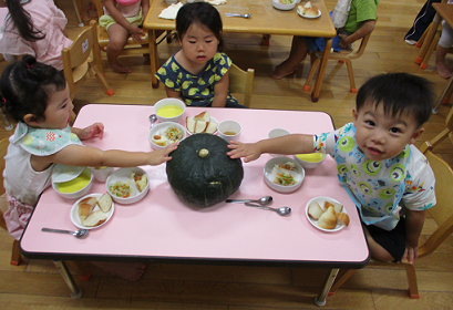 写真:大きなかぼちゃをさわる子どもたち1