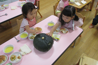写真:大きなかぼちゃをさわる子どもたち2