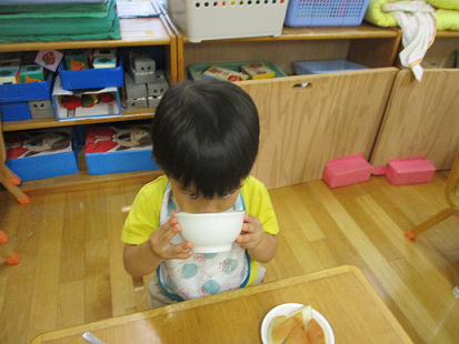 写真:スープを飲む子ども1