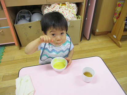 写真:スープを飲む子ども2