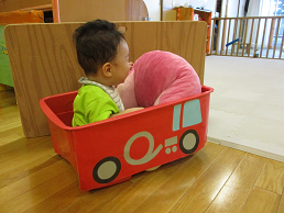 写真:引車で遊ぶ子ども1