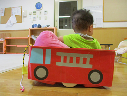 写真:引車で遊ぶ子ども2