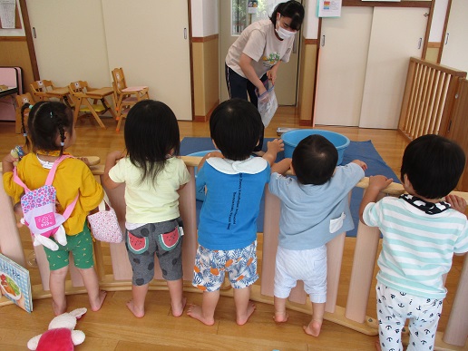 写真:先生を見守る子どもたち