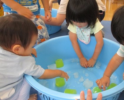 写真:感触を楽しむ子どもたち1