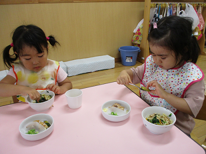 写真:食事をする子どもたち