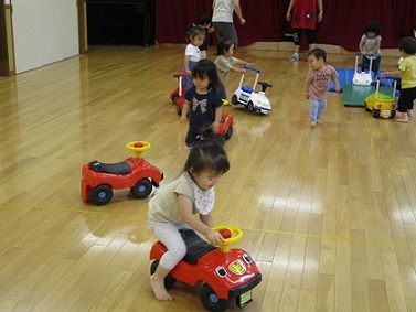 写真:ホールで遊ぶ子どもたち4