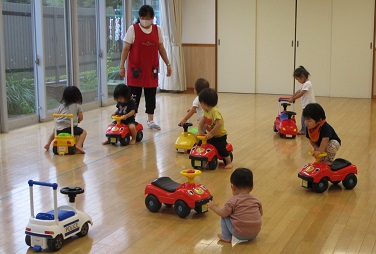 写真:ホールで遊ぶ子どもたち1