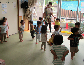 写真:大はしゃぎする子どもたち