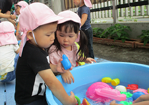 写真:水遊びをする子どもたち