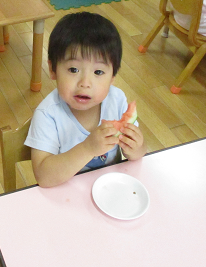 写真:スイカを食べる子ども2