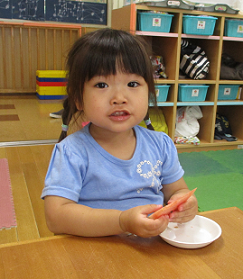 写真:スイカを食べる子ども1