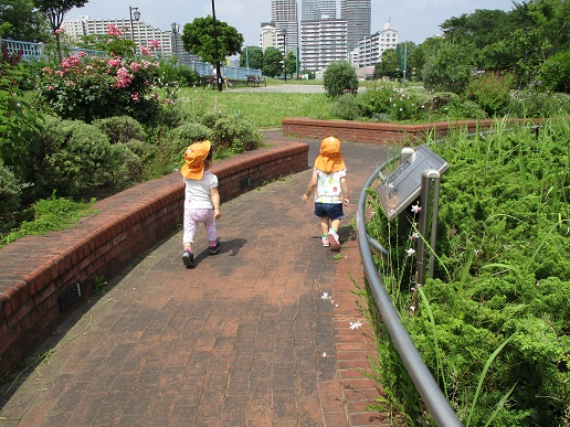 写真:外あそびをする子ども1