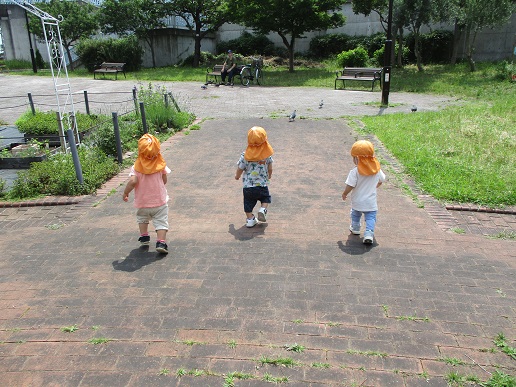 写真:外あそびをする子ども2