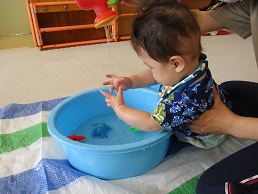 写真:水に触れる子ども1