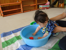 写真:水に触れる子ども2