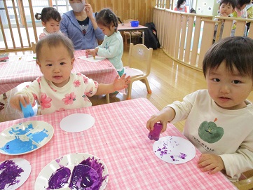 写真:スタンプ遊びをする子どもたち2