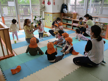 写真:先生のお話を聞く子どもたち