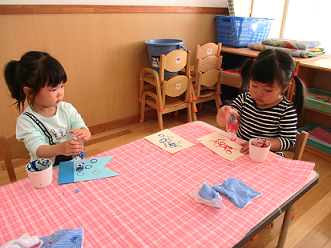 写真:こいのぼりを作る子どもたち2