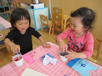 写真:こいのぼりを作る子どもたち1