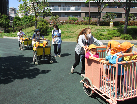 写真:公園に移動する様子