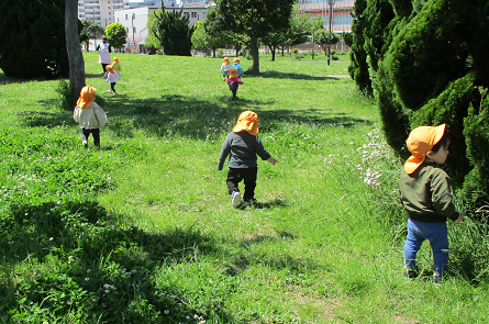 写真:芝生の上で遊ぶ子どもたち