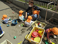写真:小園庭の砂場で遊ぶ子どもたち