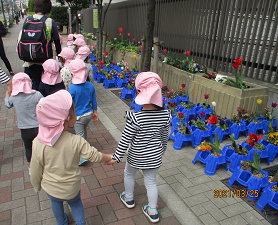 写真:お散歩する子どもたち