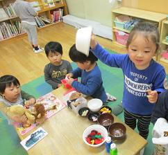 写真:ごっこ遊びをする子どもたち