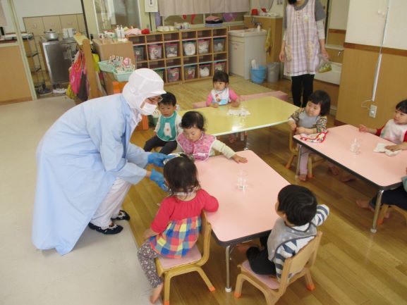 写真:調理師さんと子どもたち