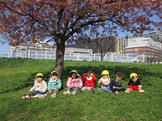 写真:外で遊ぶ子どもたち