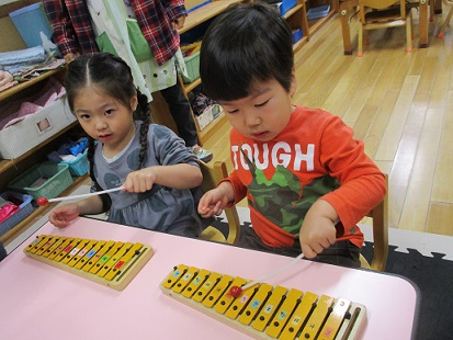 写真:楽器を演奏する子どもたち3