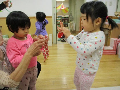 写真:楽器を演奏する子どもたち1