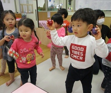 写真:楽器を演奏する子どもたち2