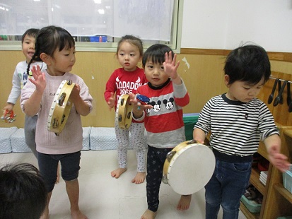 写真:楽器を演奏する子どもたち4