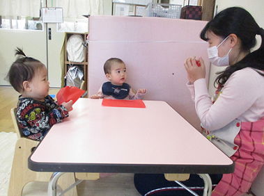 写真:先生を見つめる子どもたち