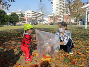 写真:公園で遊ぶ子ども2