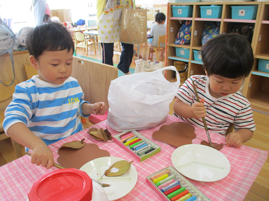 写真:ミノムシの製作をする子どもたち