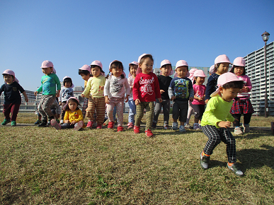 写真:お散歩する子どもたち