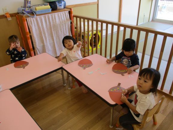 写真:どんぐりを製作する子どもたち2